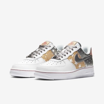 Nike Air Force 1 '07 - Férfi Utcai Cipő - Fehér/Metal Arany/Piros/Metal Titán